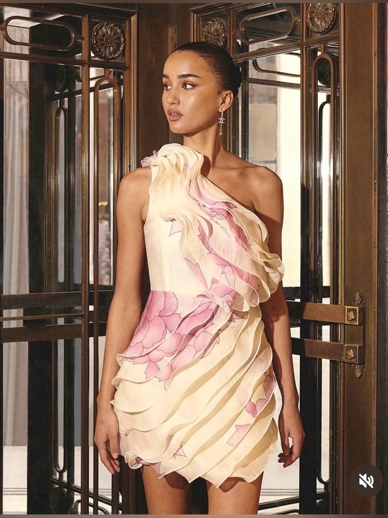 Elliatt Dresses & Skirts - Elliatt Rova One Shoulder Mini Dress in Cream & Pink Floral  Size S NWT